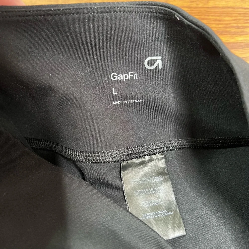 GAP Cropped Leggings in black size Large (measurements included)